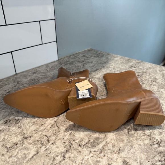 Universal Thread Tan Heeled Boots - Picture 2 of 6